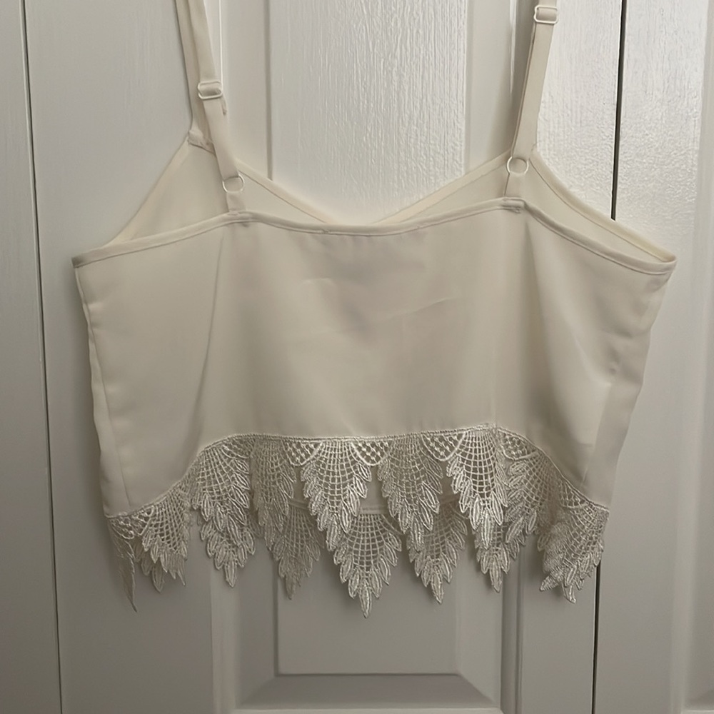 BCBGeneration Cropped Top - Picture 3 of 3